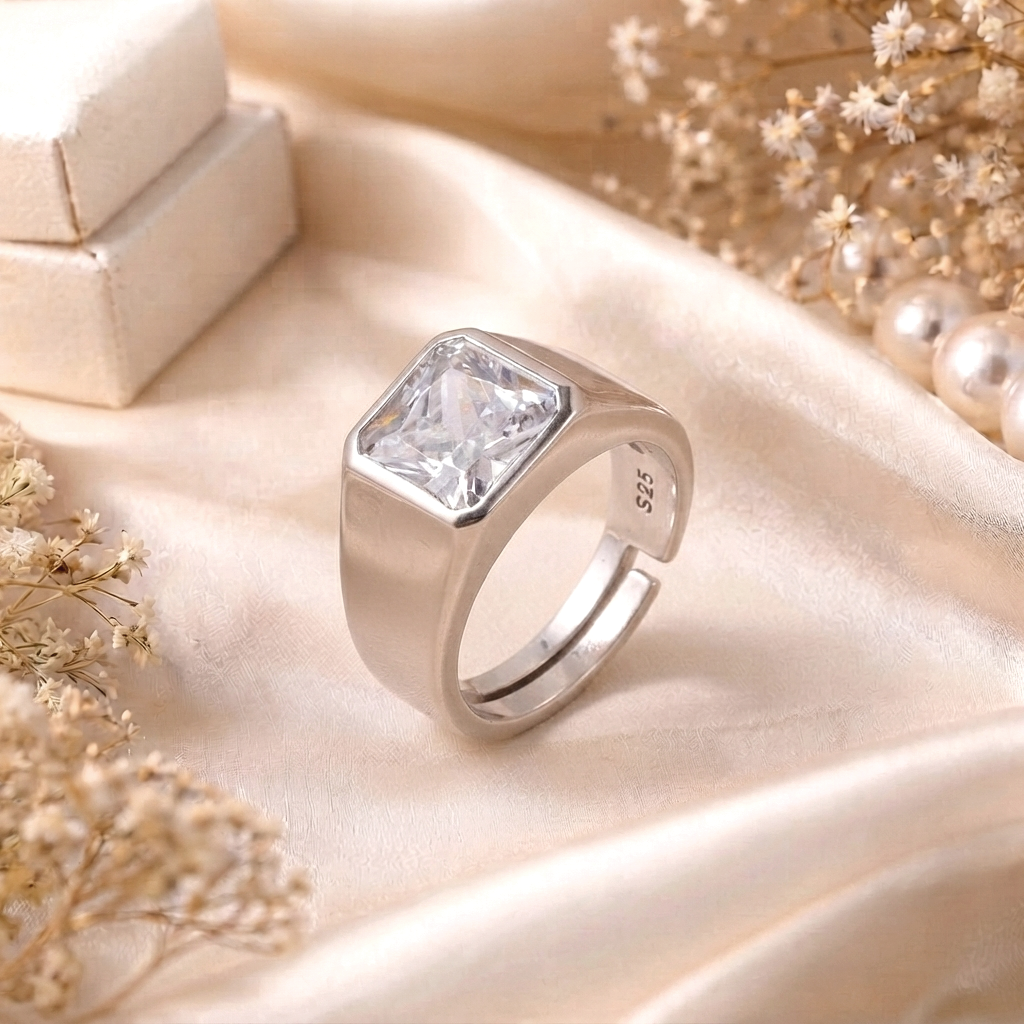Royal Cushion-Cut Solitaire Signet Ring - Rings in Silver 92.5