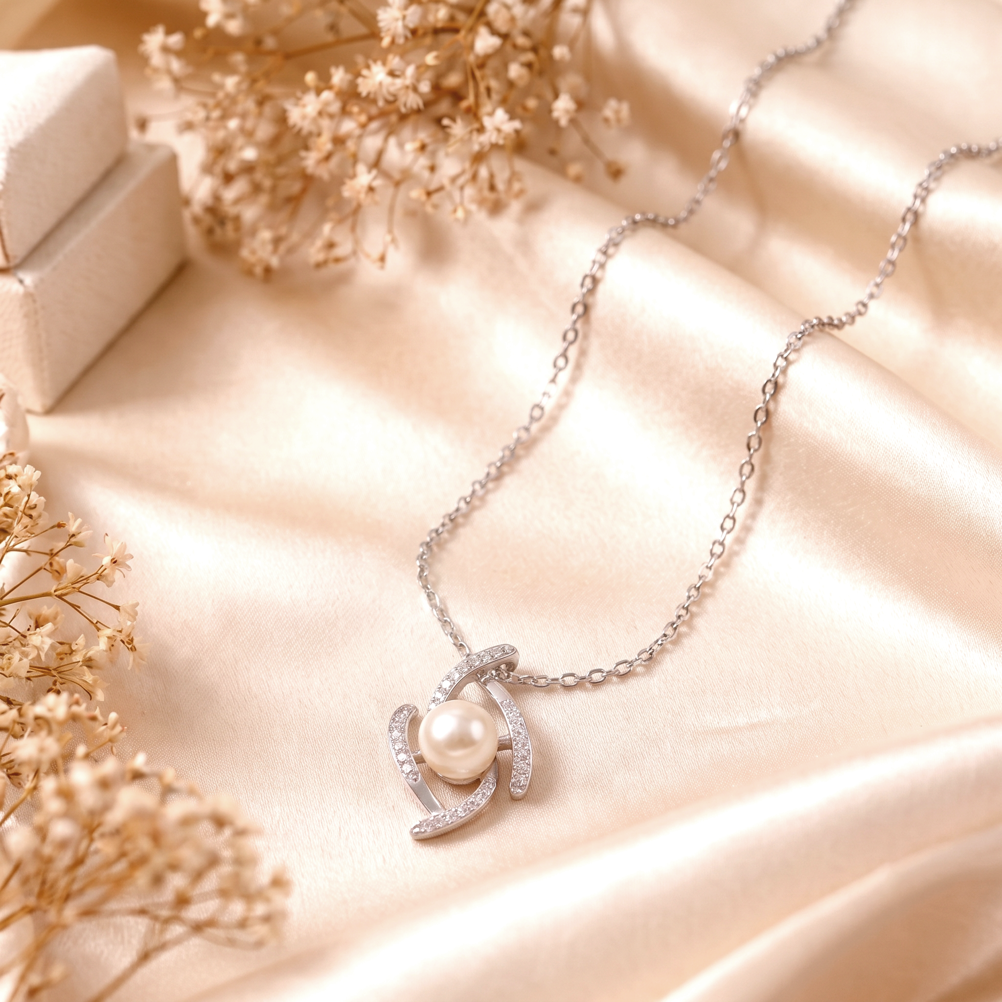 Elegant 925 Sterling Silver Freshwater Pearl Interlocking Ribbon Pendant Necklace - Chains & Pendants in Silver 92.5